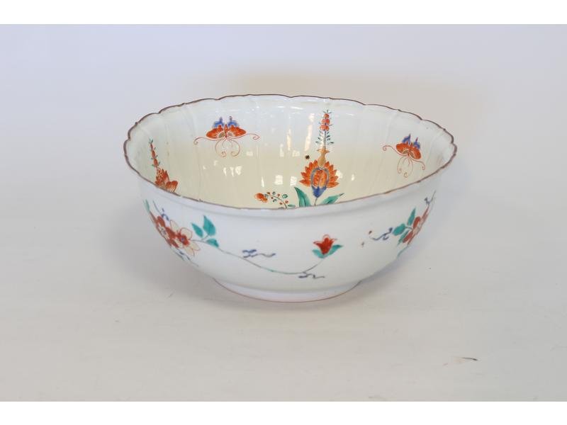 COUPE en porcelaine émaillée blanche à décor...