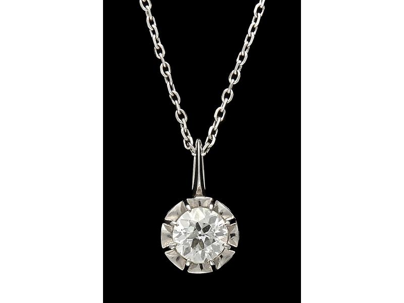 PENDENTIF en platine serti d'un diamant demi-taille,...