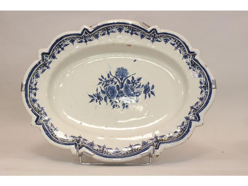 PLAT ovale chantourné en faïence émaillée...