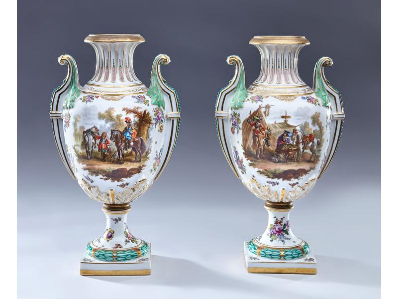 PAIRE DE VASES de forme balustre à deux anses...