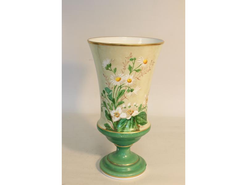 COUPE sur piédouche en porcelaine émaillée...