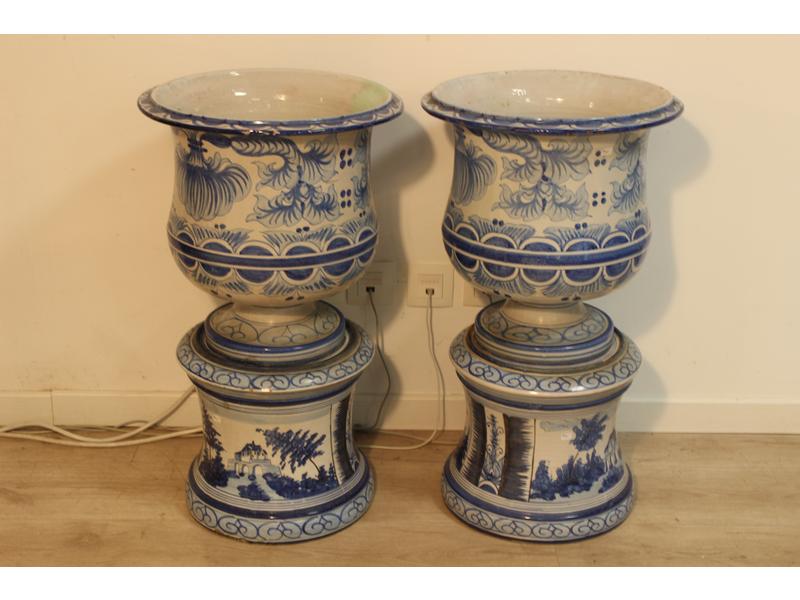 PAIRE DE VASES sur piédouche en faïence émaillée...
