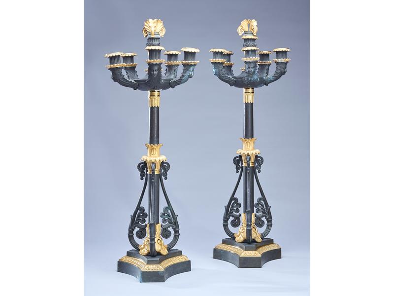 PAIRE DE CANDELABRES en bronze patiné et...