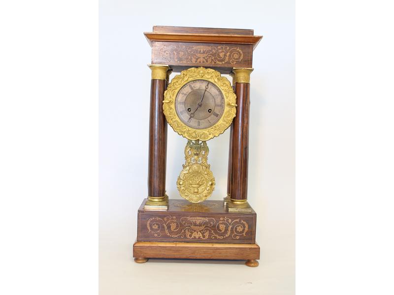PENDULE portique en placage de palissandre...