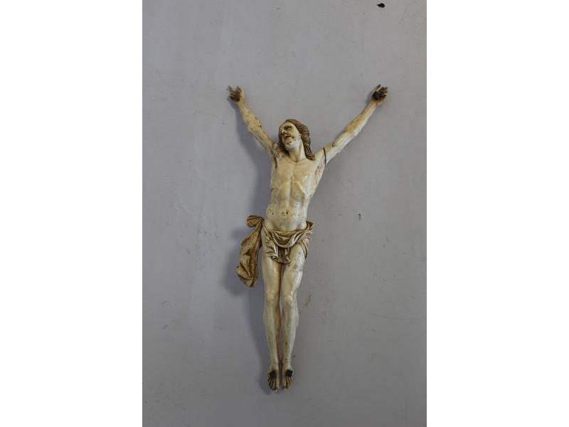 CHRIST en ivoire suclpté, tête et yeux vers...