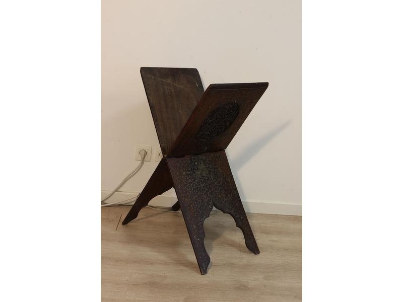 PORTE-CORAN pliant en bois indigène sculpté...