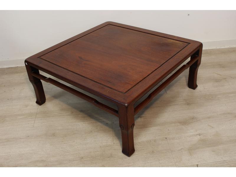 TABLE BASSE carrée en bois exotique.
