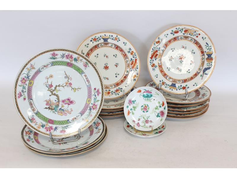 SUITE DE DOUZE ASSIETTES en porcelaine polychrome...