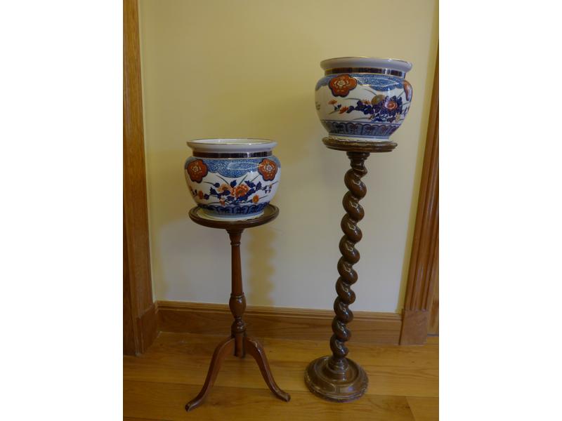 PAIRE DE CACHE-POTS ronds en porcelaine à...