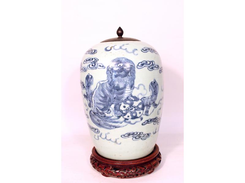 POT A GINGEMBRE ovoïde en porcelaine à décor...