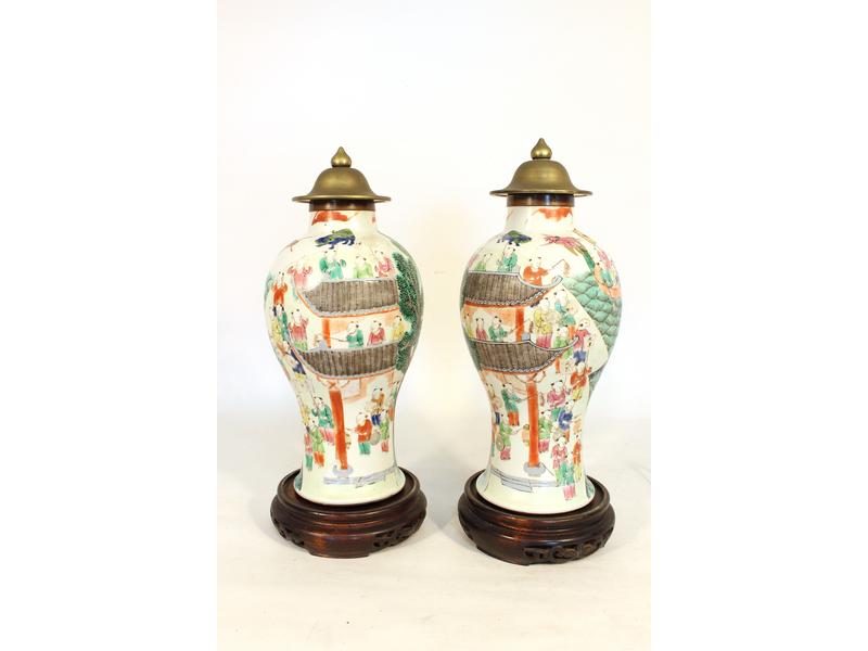 PAIRE DE VASES de forme balustre en porcelaine...