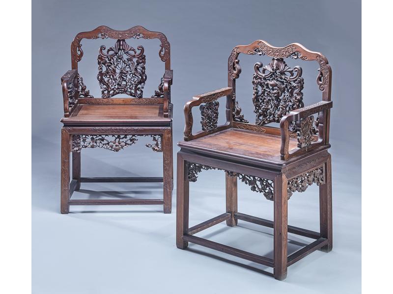 PAIRE DE FAUTEUILS en bois indigènes à dossier...