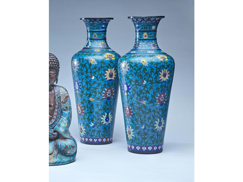 PAIRE DE VASES de forme balustre à col corole,...
