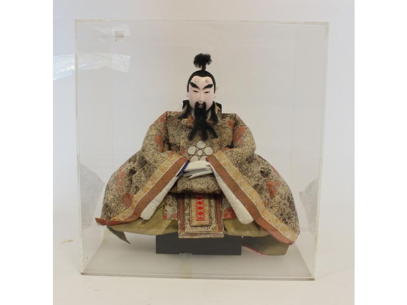 POUPEE représentant un empereur en bois sculpté...