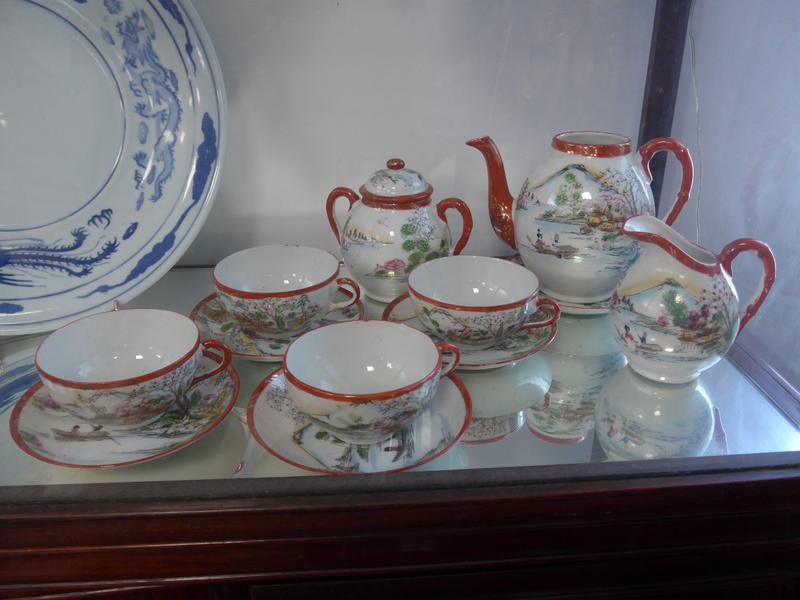 SERVICE A THÉ en porcelaine émaillée polychrome...