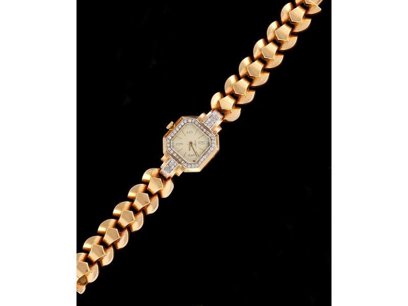 MONTRE bracelet de dame, à larges maillons...