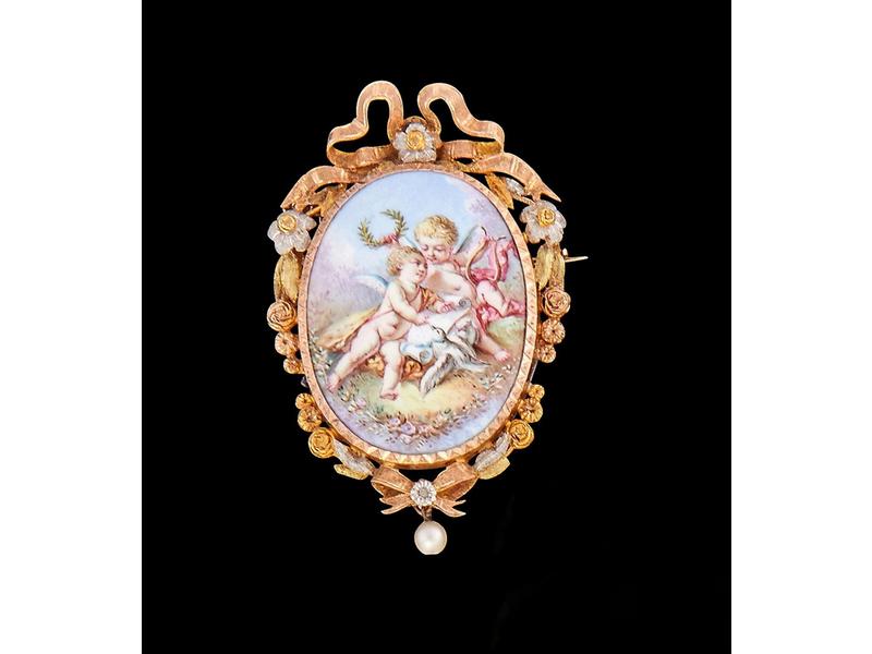 PENDENTIF monté en BROCHE de forme ovale...