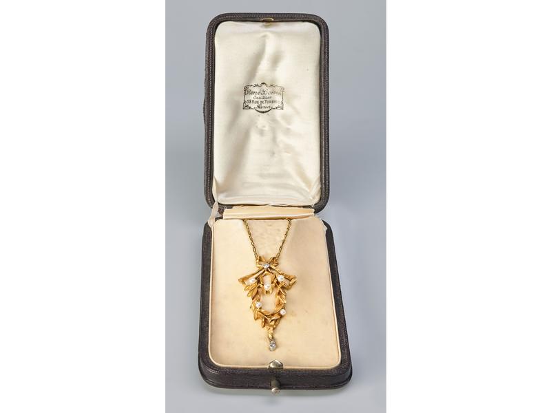 PENDENTIF en or jaune mat et or gris (750)...