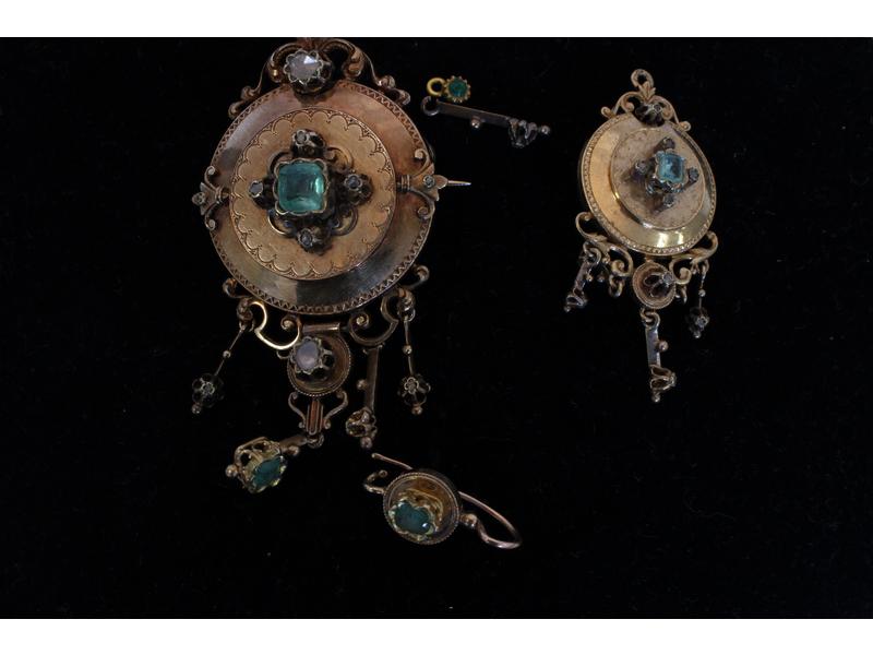 DEUX BROCHES de même modèle et de tailles...