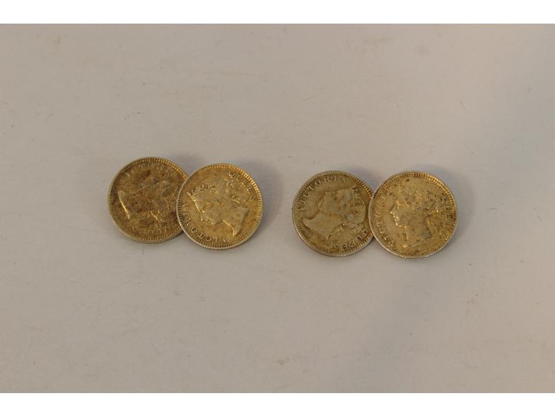 PAIRE DE BOUTONS DE MANCHETTES formées de...