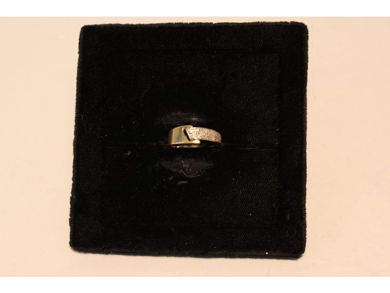 BAGUE jonc en or jaune (750) pavée de petits...