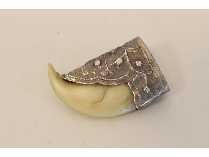 BROCHE en argent sertie d'une griffe de ...