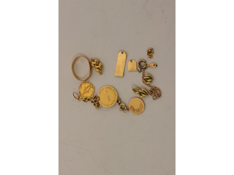 LOT DE DEBRIS d'or (750). Poids brut 13,...