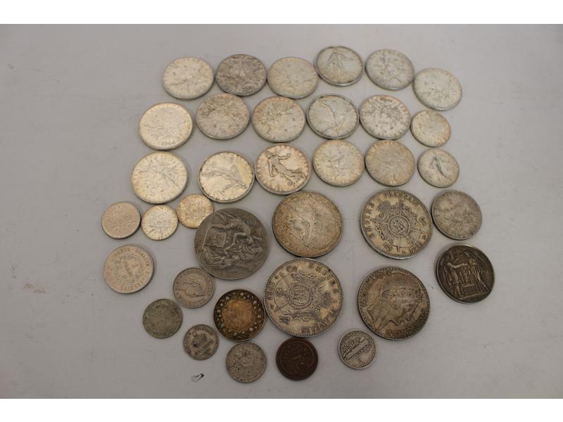 LOT DE PIECES ET JETONS en argent compre...
