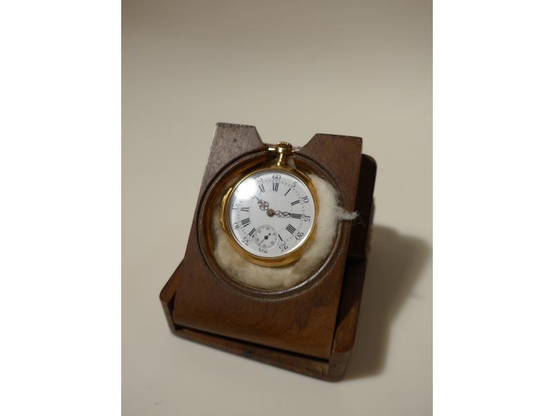 MONTRE CHRONOMETRE de col en or jaune (750)...