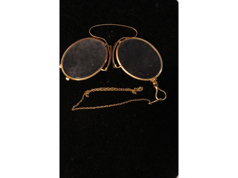PAIRE DE LORGNONS ou PINCE-NEZ à monture...