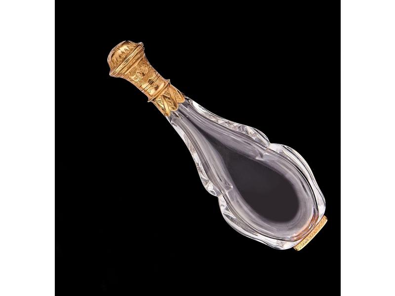 FLACON A SEL en cristal taillé en poire applatie,...
