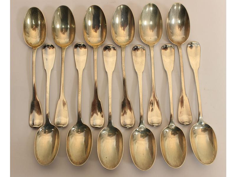 DOUZE PETITES CUILLERES en argent modèle...