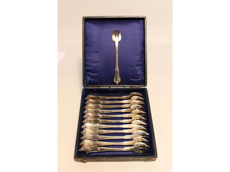 SUITE DE DOUZE FOURCHETTES A HUÎTRE en argent,...