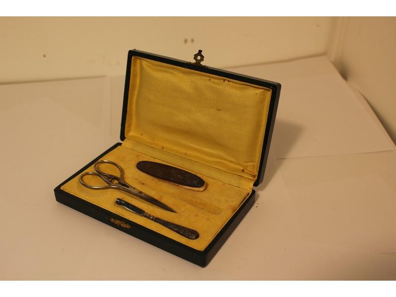 NECESSAIRE A MANUCURE en métal argenté, modèle...