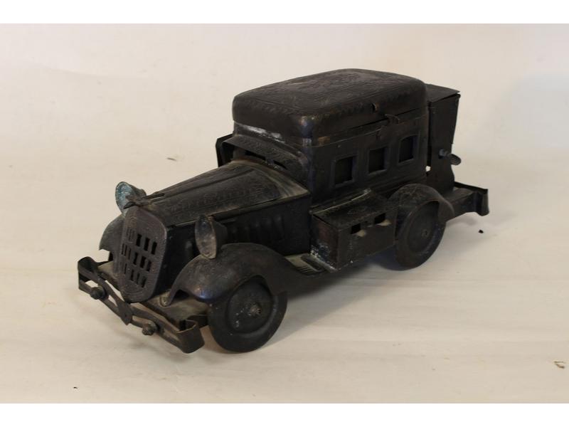 VOITURE en tôle gravée et peinte noir, formant...