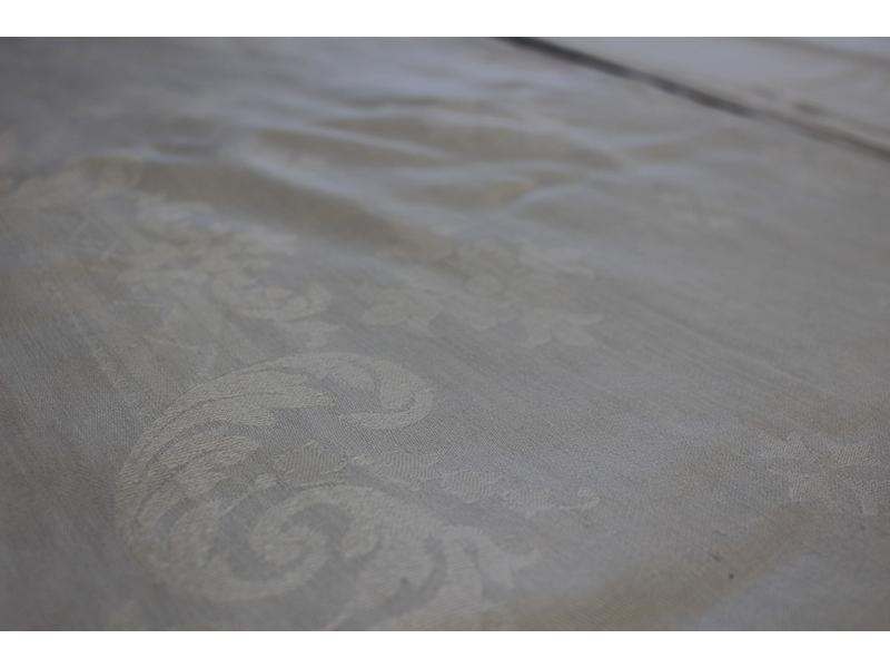 DEUX NAPPES en lin damassé, l'une à motifs...