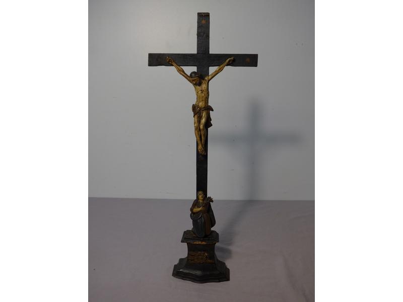 CHRIST EN CROIX en bois polychrome.