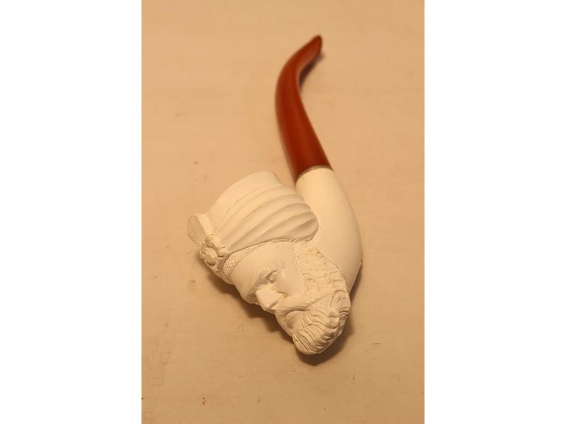 PIPE en ambre et écume sculptée représentant...