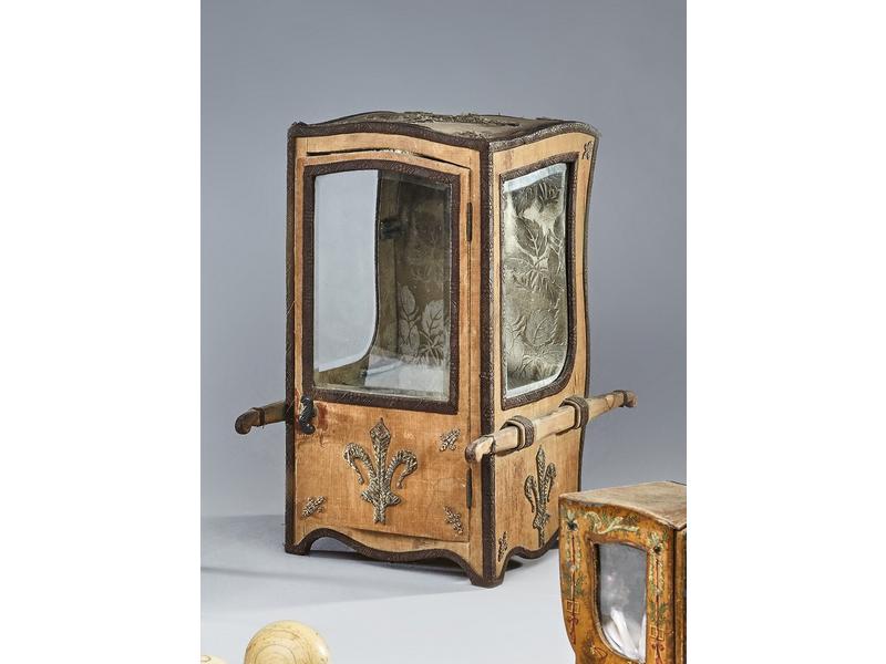 PETITE VITRINE en forme de chaise à porteurs,...