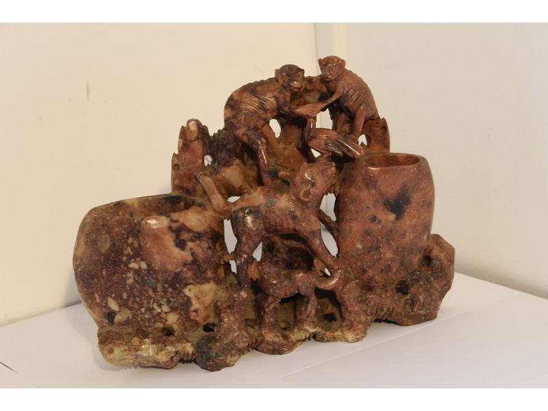 GODETS de peinture en pierre de larre sculpté...