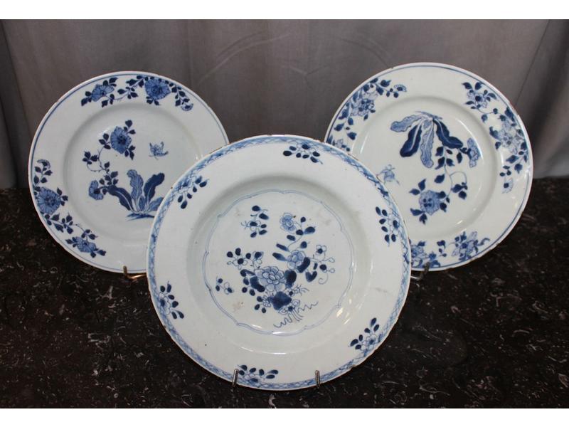 TROIS ASSIETTES dont une paire de plate,...