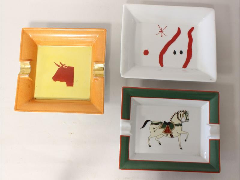 LOT de cendriers en porcelaine, le premier...