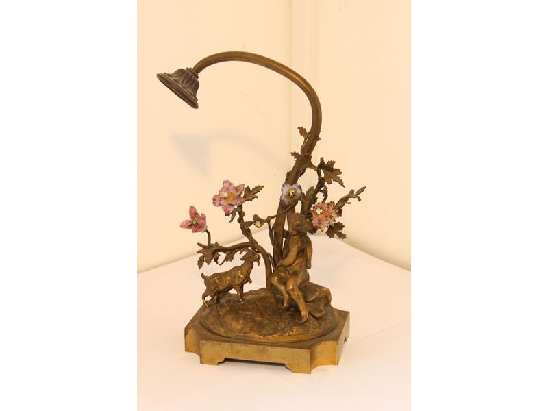 PIED DE LAMPE en bronze représentant un puto...