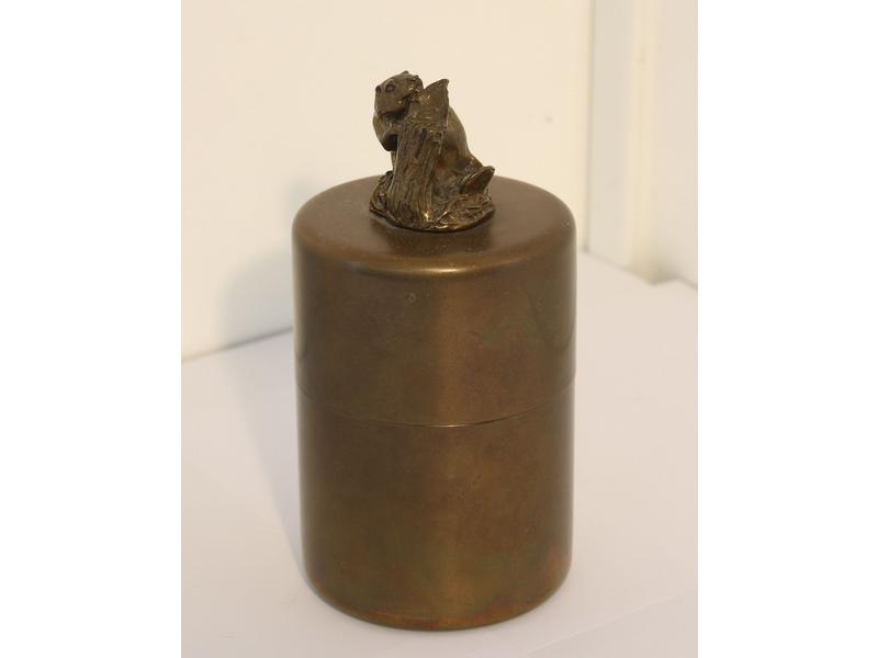BOÎTE cylindrique en laiton surmontée d'un...