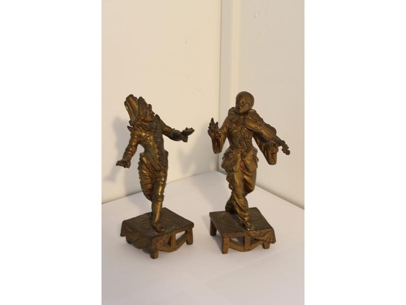 PIERROT ET POLICHINELLE, deux régules à patine...