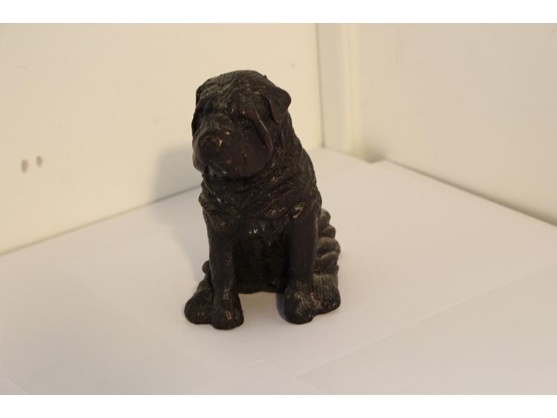 CHIEN CHARPE en bronze à patine brune. Haut....