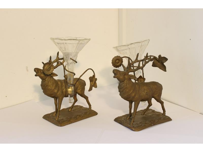 PAIRE DE VASES en régule et tôle patinés...