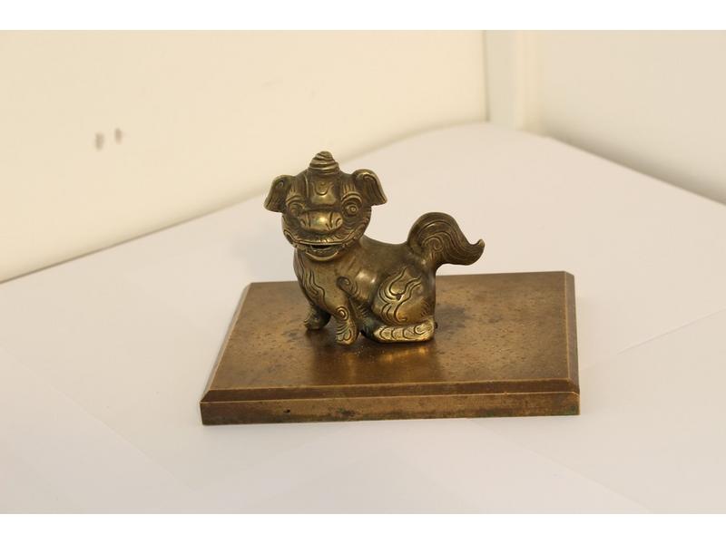 PRESSE-PAPIER en bronze figurant un chien...