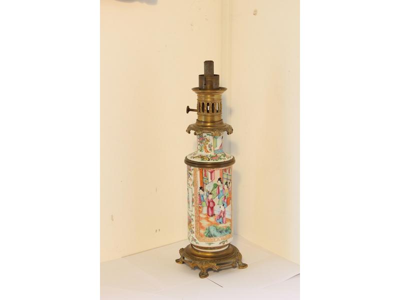 LAMPE à pétrole formée d'un vase en porcelaine...