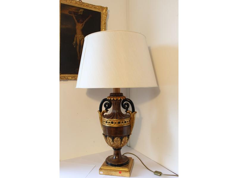 LAMPE en bois marron et doré de forme balustre...